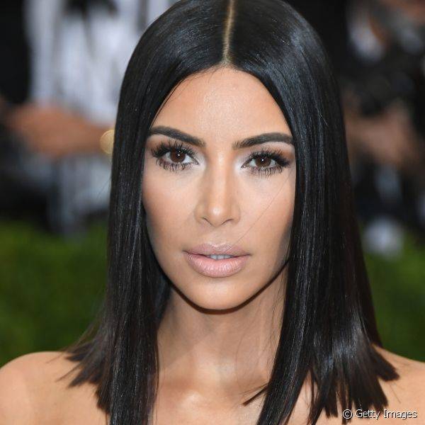 Kim Kardashian assumiu o visual mais comportado no met Gala 2017 e optou pela make nude. Nos olhos, muitas camadas de m?scara de c?lios para dramatizar o olhar (Foto: Getty Images)